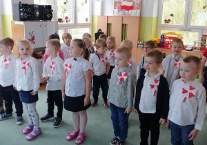 Dzieci z grupy Biedronki stoją na baczność i śpiewają "Mazurka Dąbrowskiego"